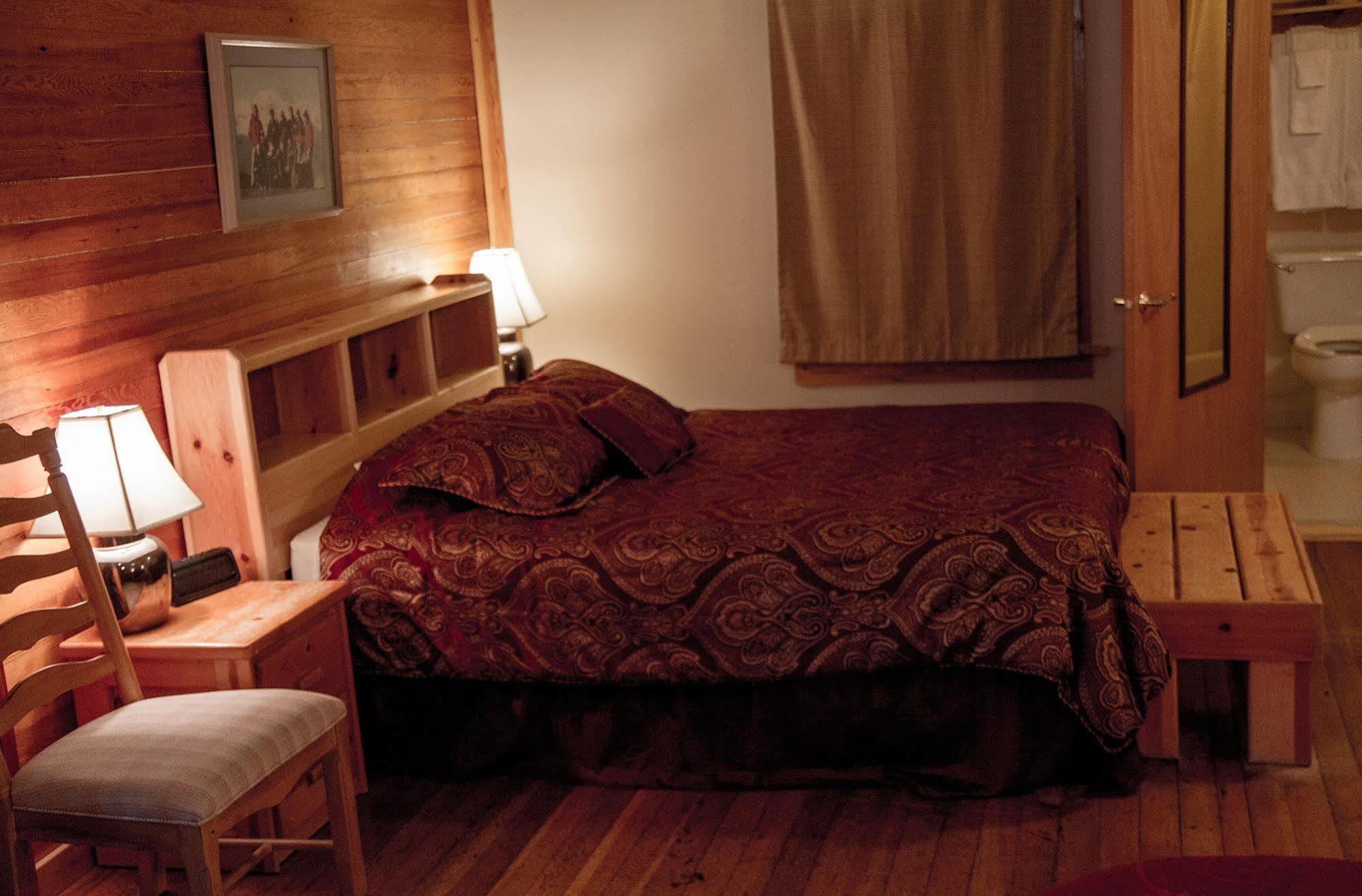 Whittaker'S Motel & Historic Bunkhouse Ashford Bagian luar foto