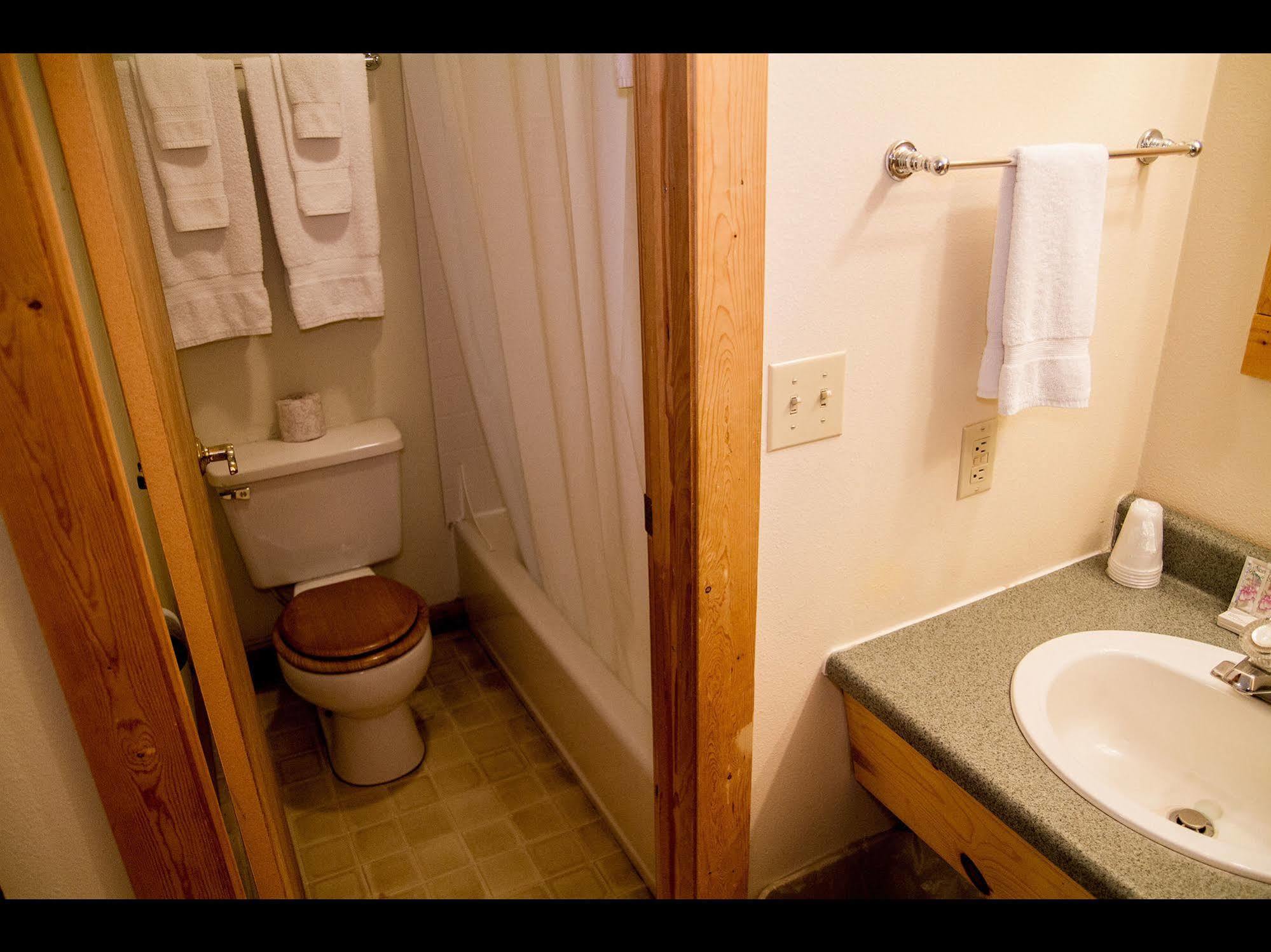 Whittaker'S Motel & Historic Bunkhouse Ashford Bagian luar foto