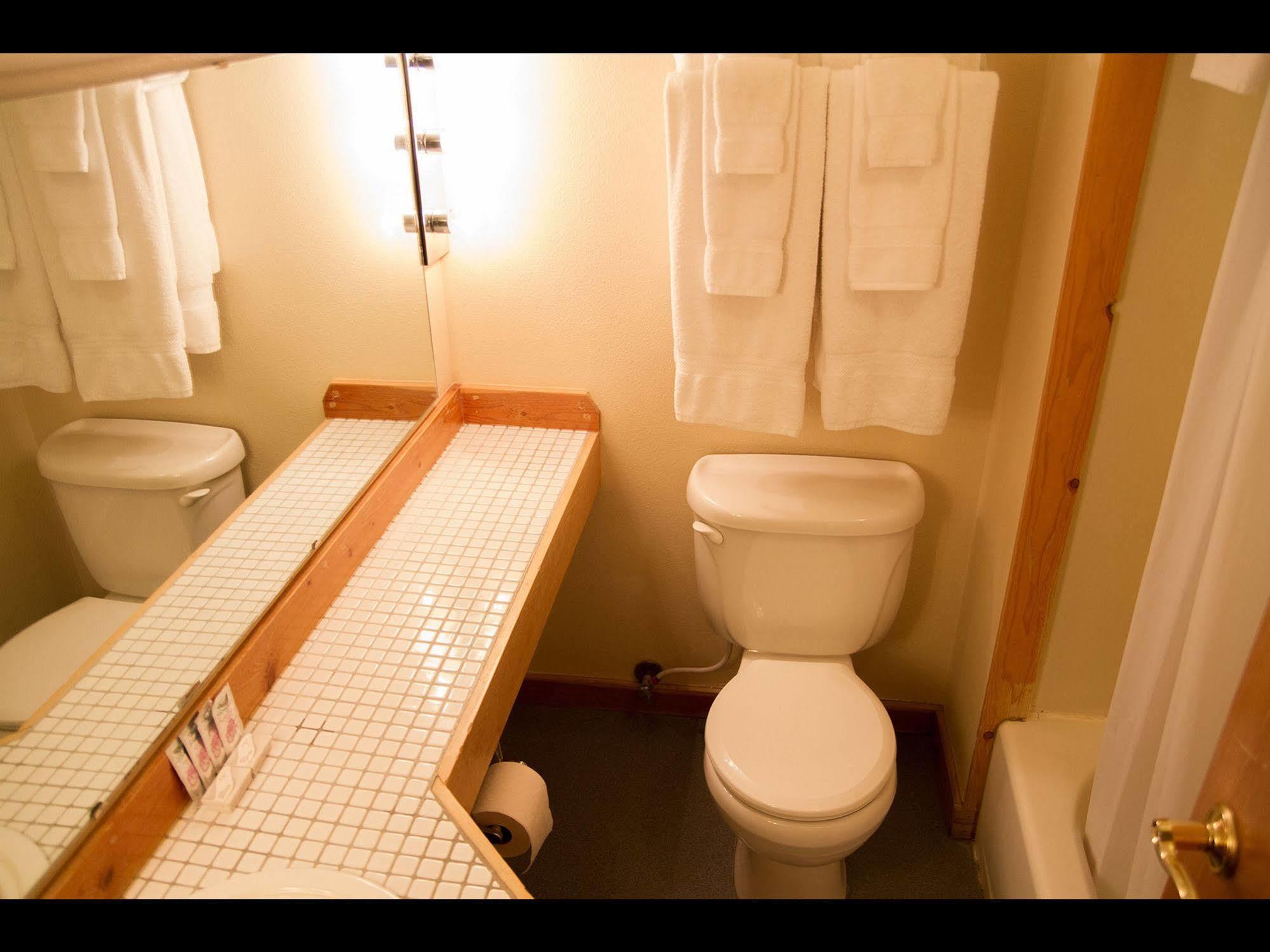 Whittaker'S Motel & Historic Bunkhouse Ashford Bagian luar foto